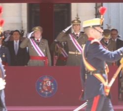 Su Majestad el Rey y Su Alteza Real el Príncipe de Asturias en la Tribuna Real, al paso de la Enseña Nacional